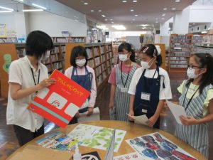 図書館員体験の様子